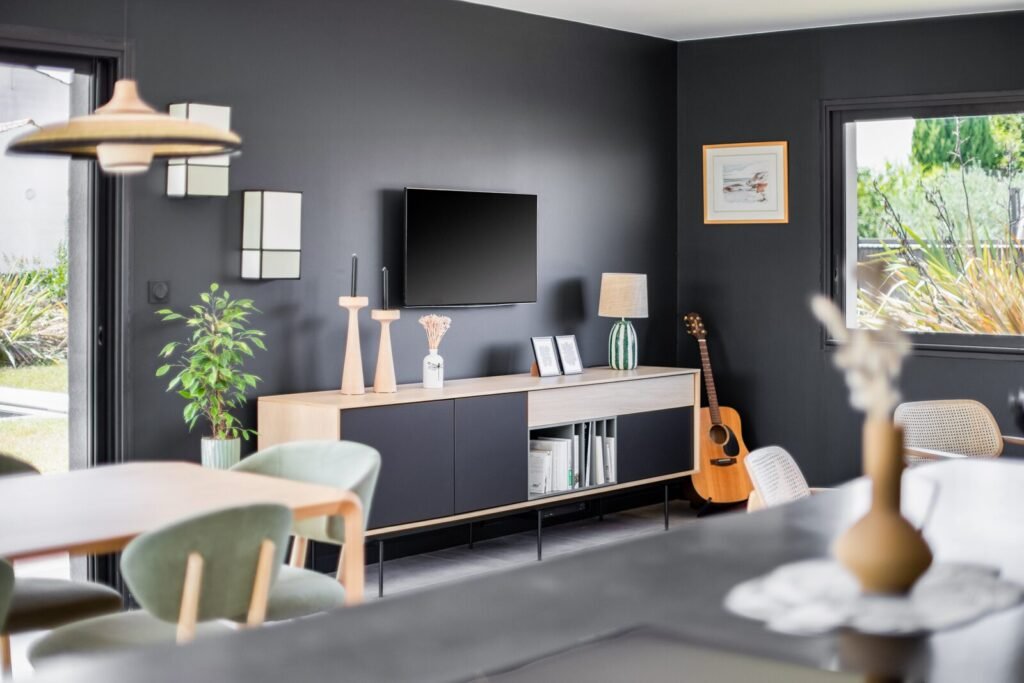 Séjour vu depuis l'îlot de la cuisine, buffet en bois et mur anthracite